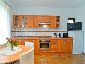 Refrigerador, microondas, horno y utensilios de cocina 
