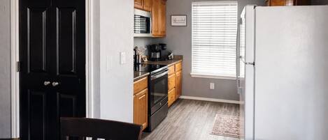 Microondas, horno, parrilla de estufa y lavavajillas