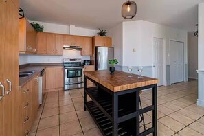Fridge, microwave, oven, stovetop - Bleuzen* SPA*Mountain view*Private*Wooded, ground floor (Petite-Rivière-Saint-François)