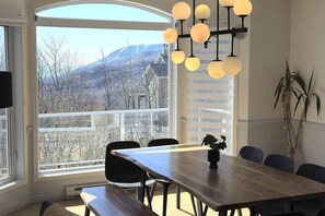 Dining - Bleuzen* SPA*Mountain view*Private*Wooded, ground floor (Petite-Rivière-Saint-François)