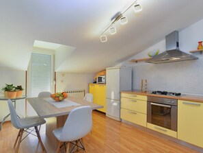 Kylskåp, mikrovågsugn, ugn och diskmaskin