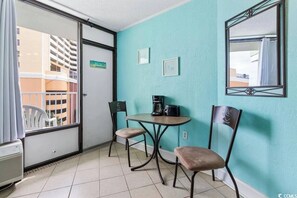 Dining - Pet friendly condo in welcoming Myrtle Beach. (Myrtle Beach)