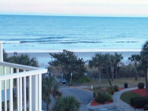 Beach - Pet friendly condo in welcoming Myrtle Beach. (Myrtle Beach)