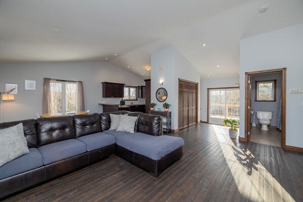 Smart TV - The Bognor House (Meaford)