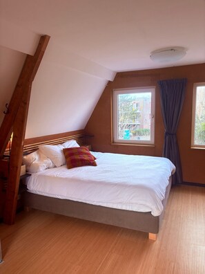 1 bedroom, free WiFi, bed sheets - Village house 200 meters from the sea (Wijk aan Zee)