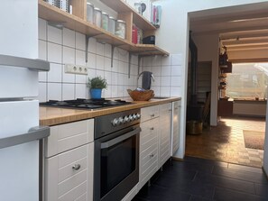 Een koelkast, een oven, een kookplaat, een koffiezetapparaat/waterkoker