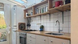 Cafetera/tetera, refrigerador, horno, placa de cocina