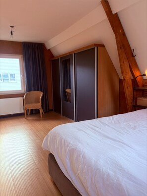 1 bedroom, free WiFi, bed sheets - Village house 200 meters from the sea (Wijk aan Zee)