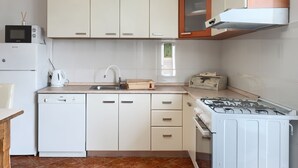 Kühlschrank, Mikrowelle, Ofen, Geschirrspüler
