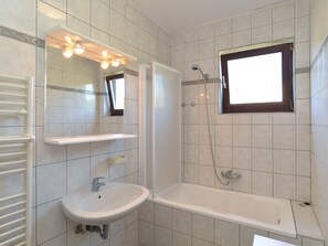 Bathroom - Apartment 794 by Interhome (Bokordici)