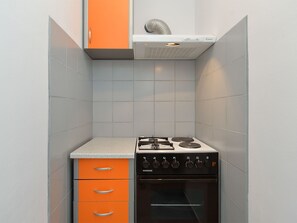 Fridge, oven, cookware/dishes/utensils - Apartment 533 by Interhome (Pula)