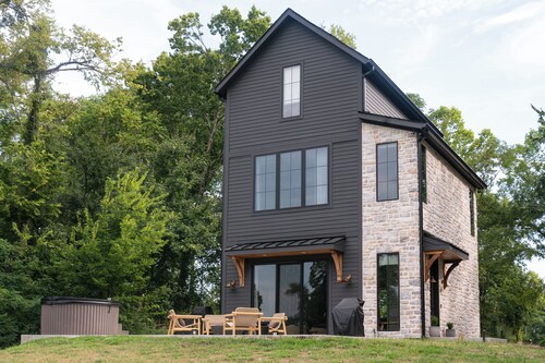NEW - Private Hilltop Retreat • Hot Tub • Stunning Views • King Suite