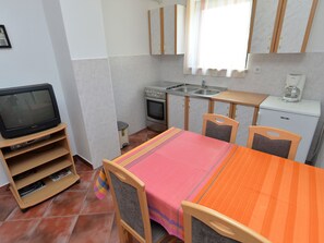 Réfrigérateur, four, batterie de cuisine, vaisselle et ustensiles