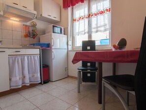 Fridge, microwave, cookware/dishes/utensils - Apartment 354 by Interhome (Fažana)