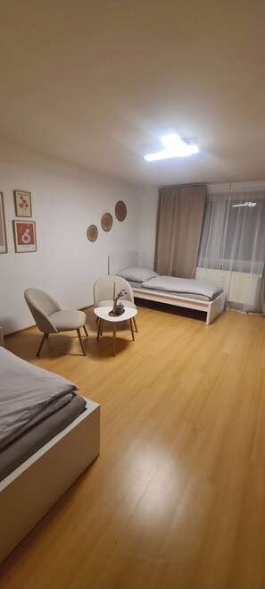 2 bedrooms, iron/ironing board, WiFi, bed sheets - Merci vacation apartment (Niestetal)