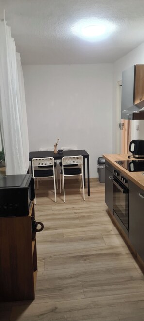 Fridge, microwave, oven, stovetop - Merci vacation apartment (Niestetal)