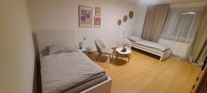 2 bedrooms, iron/ironing board, WiFi, bed sheets - Merci vacation apartment (Niestetal)