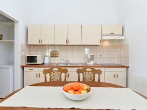 Refrigerador, microondas y utensilios de cocina 