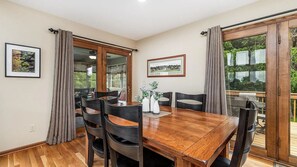 Dining - Cozy Galena Home. Hot Tub, Sunroom, Pool Table, Arcade 4BR, 3.5BA (Galena)