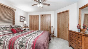 Iron/ironing board, WiFi, bed sheets - Cozy Galena Home. Hot Tub, Sunroom, Pool Table, Arcade 4BR, 3.5BA (Galena)