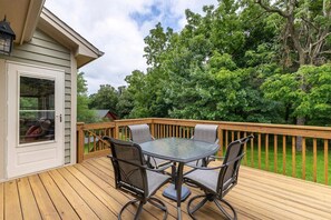 Outdoor dining - Cozy Galena Home. Hot Tub, Sunroom, Pool Table, Arcade 4BR, 3.5BA (Galena)