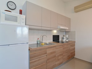 Fridge, cookware/dishes/utensils - Apartment 31 by Interhome (Fažana)
