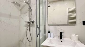 Een douche, een haardroger