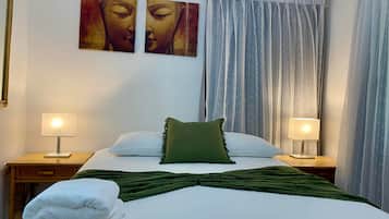 Safe på rommet, strykejern/-brett, wi-fi (inkludert) og sengetøy