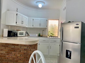 Kühlschrank, Mikrowelle, Wasserkocher mit Kaffee-/Teezubehör