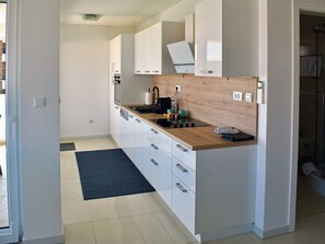 Kühlschrank, Mikrowelle, Ofen, Geschirrspüler