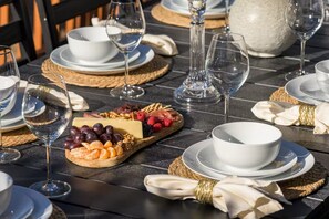 Ein gedeckter Tisch mit Tellern, Schüsseln und Gläsern.