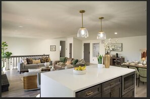 TV - Stunning Lakeview with 4 King Beds and a Hot Tub (Westminster)