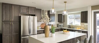 Stunning Lakeview with 4 King Beds and a Hot Tub