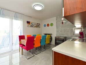 Fridge, microwave, oven, cookware/dishes/utensils - Apartment 925 by Interhome (Fažana)