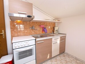 Fridge, oven, cookware/dishes/utensils - Apartment 994 by Interhome (Fažana)