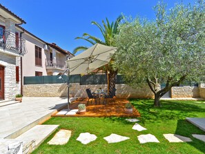 Outdoor dining - House 989 by Interhome (Pula/Galižana)