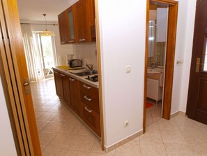 Kühlschrank, Mikrowelle, Kochgeschirr/Geschirr/Besteck