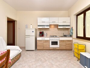 Refrigerador, horno y utensilios de cocina 