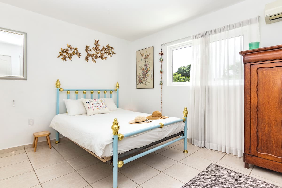 Apartament, vistes a la piscina | Cortines opaques, planxa i posts de planxar i wifi gratuïta