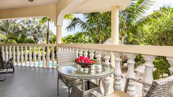 Apartamento, vistas a la piscina | Restaurante al aire libre