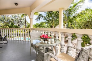 Apartemen, pemandangan kolam renang | Tempat makan outdoor