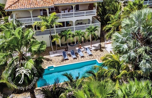 Kolam renang outdoor