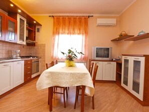 Refrigerador, horno y utensilios de cocina 