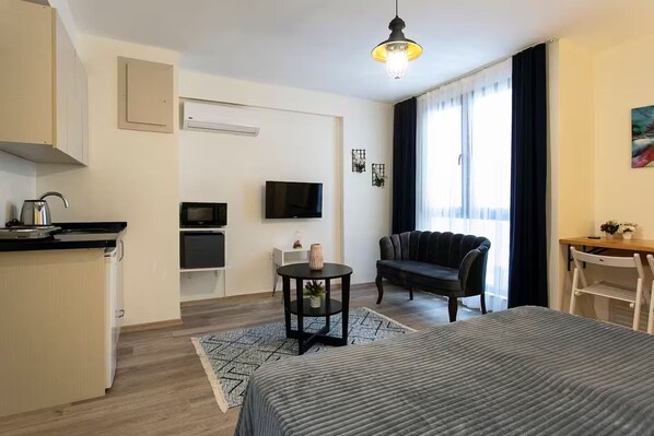 Iron/ironing board, WiFi, bed sheets