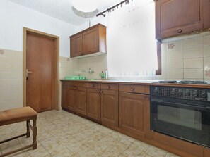 Fridge, oven, cookware/dishes/utensils - Apartment 1079 by Interhome (Pula/Galižana)