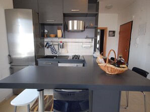 Kühlschrank, Geschirrspüler, Kochgeschirr/Geschirr/Besteck