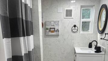 Dusche, Haartrockner, Handtücher, Seife