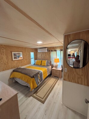 2 bedrooms, iron/ironing board, free WiFi, bed sheets - Experience Nature’s Beauty in the Heart of Town (Crystal River)