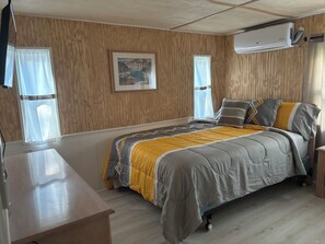 2 bedrooms, iron/ironing board, free WiFi, bed sheets - Prime Crystal River Location (Crystal River)