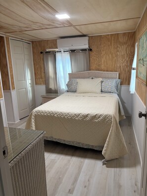 2 bedrooms, iron/ironing board, free WiFi, bed sheets - Prime Crystal River Location (Crystal River)